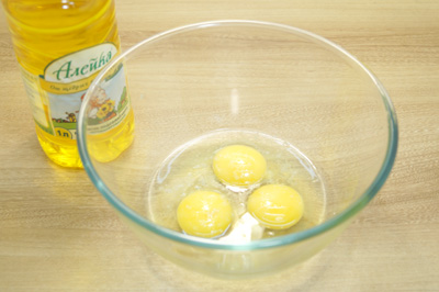 Яйца взбить в миске с щепоткой соли и добавить 2 ст. ложки подсолнечного масла.