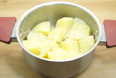 Картофель отварить до готовности, посолить, воду слить.