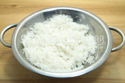 Рис отварить до готовности, промыть и слить воду.
