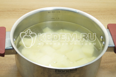 В кастрюлю выложить картофель и залить водой, поставить варить до готовности.