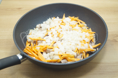 Добавить лук и морковь, готовить 5-7 минут.
