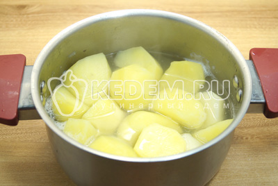 Картофель для гарнира отварить в подсоленной воде.