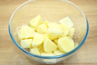 Картофель очистить и нарезать кусочками.