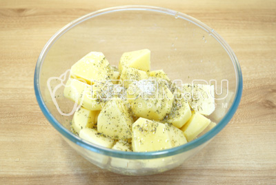 В миску с картофелем добавить специи, соль и растительное масло.