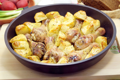 Куриные голени с картошкой в духовке готовы