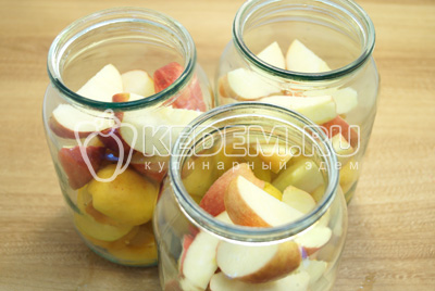 Добавить четвертинками разрезанные яблоки, без сердцевины.