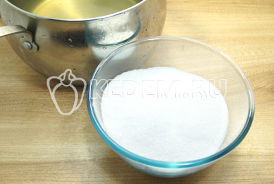Воду слить в кастрюлю, добавить сахар (из расчета 1 литр 200 г сахара) и сварить сироп.