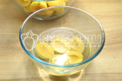 В не большой миске с водой развести щепотку лимонной кислоты и окунуть абрикосы на несколько секунд. Для того что бы абрикосы не потемнели в процессе замораживания.