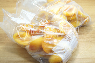Замороженные абрикосы переложить в герметичные пакты и убрать в морозилку на хранение.