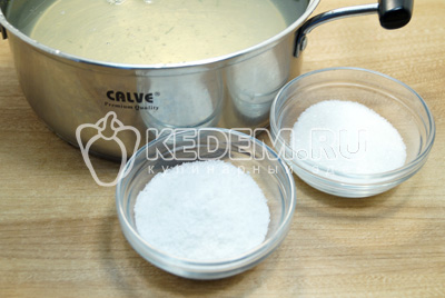 Воду слить в кастрюлю из банок, добавить на 1 литр 2 ст. ложки соли, 2 ст. ложки сахара.