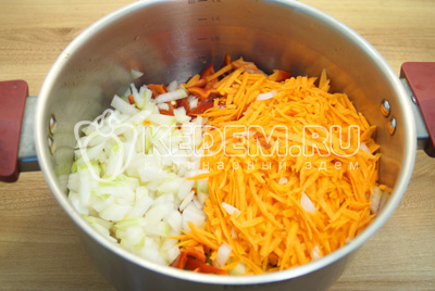 Добавить тертую морковь и мелко нарезанный лук.