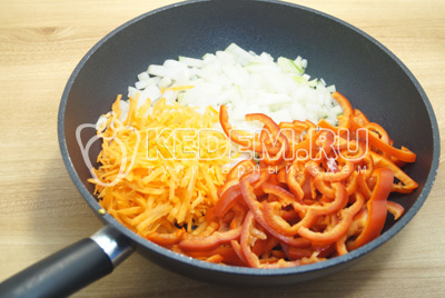 На сковороде с растительным маслом обжарить мелко нашинкованный лук, тертую морковь и соломкой нарезанный болгарский перец.