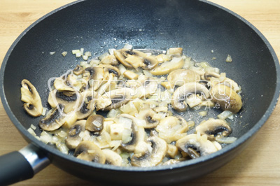 На сковороде с 2 ст. ложками растительного масла ТМ «Алейка» обжарить грибы с луком 2-3 минуты.