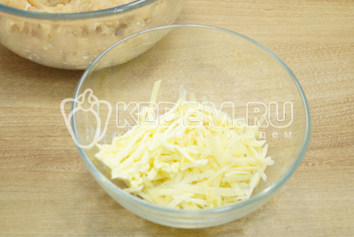 Сыр натереть на терке и смешать со сливочным маслом.