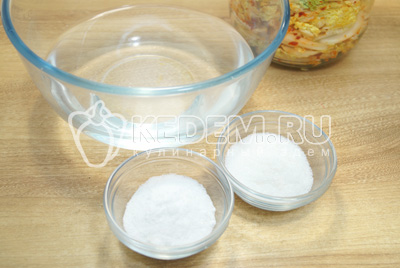 В миске с водой развести соль и сахар.