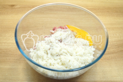 Добавить в миску рис, яйцо и 1/2 чайной ложки соли.