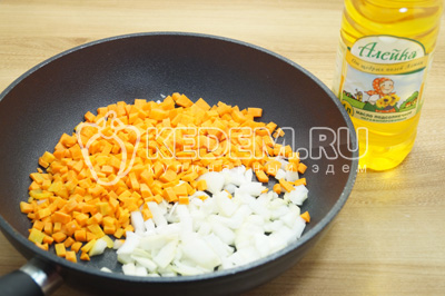На сковороде с растительным маслом ТМ «Алейка», обжарить мелко нашинкованный лук и кубиками нарезанную морковь.