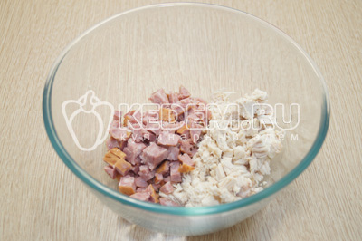 Нарезать в миску куриное филе и полукопченую колбасу.