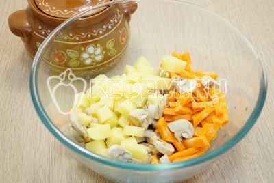 Добавить нарезанный картофель и морковь.