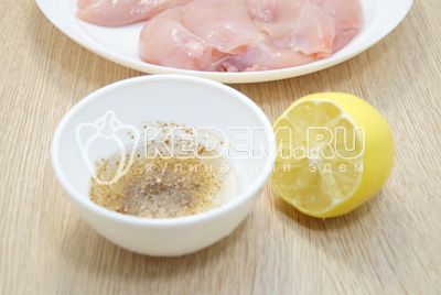 В миске смешать смесь молотых перцев, соль, растительное масло и сок ¼ лимона.