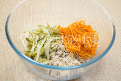 В миску мелко нарезать куриное филе, соломкой нарезать маринованные огурцы и добавить морковь по-корейски.