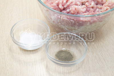 Прокрутить через мясорубку. Добавить 1 ч. ложку соли и ¼ . ложку молотого перца.