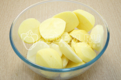Нарезать на половинки каждую картофелину.