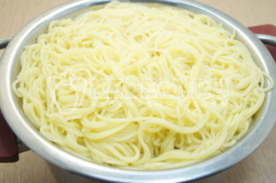 Спагетти отварить в подсоленной воде и откинуть на дуршлаг.