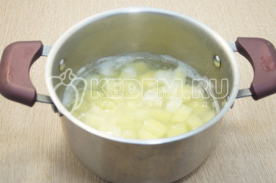 Залить водой картофель и поставить вариться.