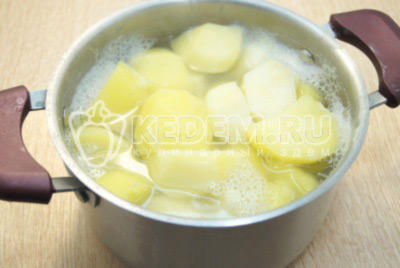 Картофель очистить, залить холодной водой и сварить до мягкости, 15-20 минут.