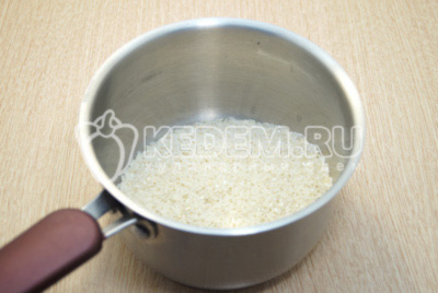Рис всыпать в сотейник и хорошо промыть. Залить холодной водой и варить до готовности помешивая, 15 минут.
