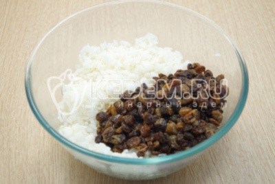 В миске смешать рис и просушенный изюм.
