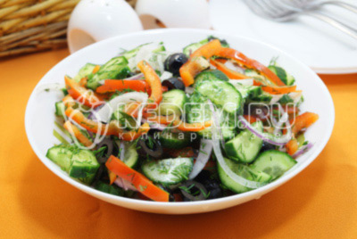 Постный овощной салат с маслом готов