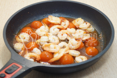 Убрать из сковороды чеснок и тимьян. Добавит креветки и томатный сок. Готовить 2-3 минуты, посолить.