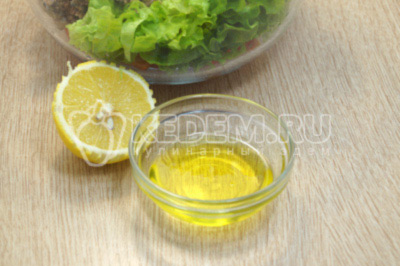 Добавить в оливковое масло и лимонный сок.