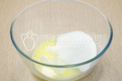 Сливочное масло комнатной температуры взбить с сахаром до бела, миксером 4-5 минут.