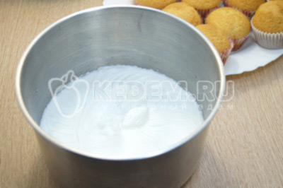 Для крема взбить 2 яичных белка с 1 щепоткой соли до плотных пиков, 10-12 минут.