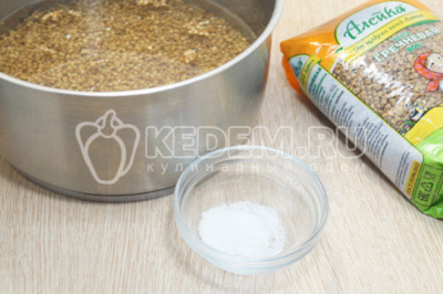 Переложить гречку в кастрюлю и залить водой, на 3-4 см выше уровня крупы. Посолить 1 ч. ложкой соли.