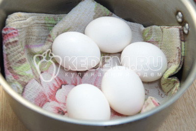 Яйца отварить вкрутую и остудить.