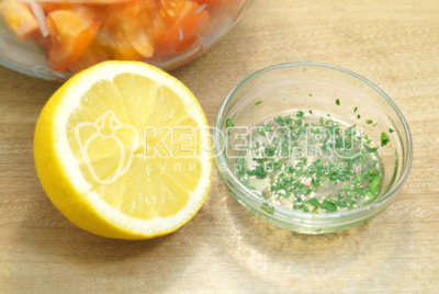 Для заправки в миску с маслом добавить мелко нашинкованную петрушку. Добавить ½ ч. ложки сока лимона и хорошо перемешать.