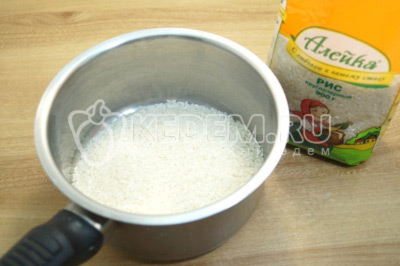 Рис промыть и залить водой на 2 см выше.