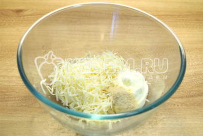 В миску натереть сыр, добавить майонез и сухой чеснок. Перемешать начинку.