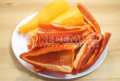 Репчатый лук и морковь очистить, болгарские перцы разрезать на половинки и удалить семена.