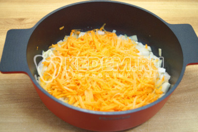 Добавить тертую морковь, готовить 3-4 минуты.