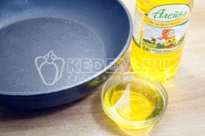 На сковороде разогреть подсолнечное масло ТМ «Алейка», от щедрых полей Алтая.