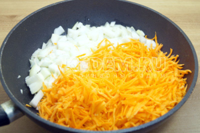 Добавить мелко нашинкованный лук и тертую морковь. Готовить помешивая 4-5 минут.