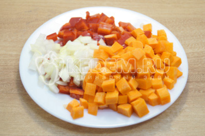 Лук, морковь и перец нарезать кубиками.