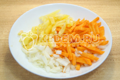 Лук мелко нашинковать, морковь и перец нарезать соломкой.