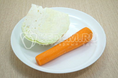 200 грамм белокочанной капусты и 1 морковь очистить.