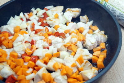 На разогретой сковороде с растительным маслом обжарить кусочки курицы с овощами, готовить 10-12 минут, на медленном огне.